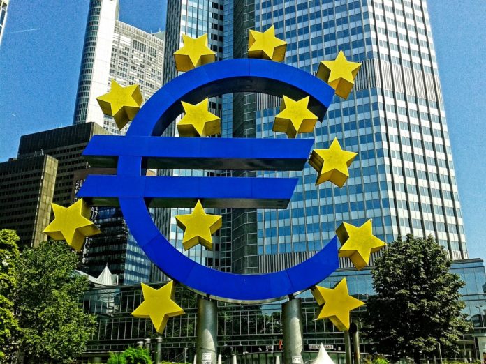 Euro-Zeichen vor der EZB