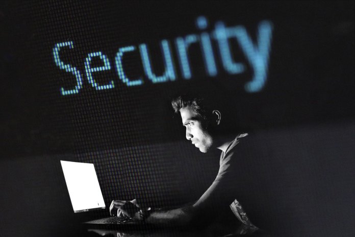 Hacker mit Security-Schriftzug.