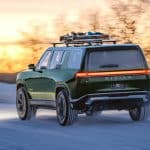 Rivians R1S SUV in Grün offroad