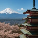 Tempel mit Fuji im Hintergrund in Japan