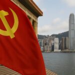 Chinesische Flagge vor Hongkongs Skyline