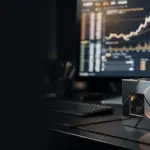 Ark Invest stockt Block-Position um 456.059 Aktien auf Abstract trading workstation and geometric block symbolizing ARK Invest’s Block share purchase